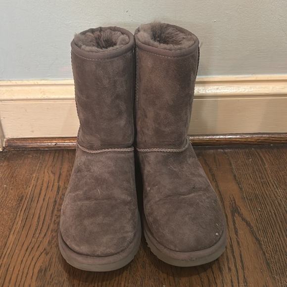 Uggs Classic Short II in Grey - Size 8 - Picture 7 of 12